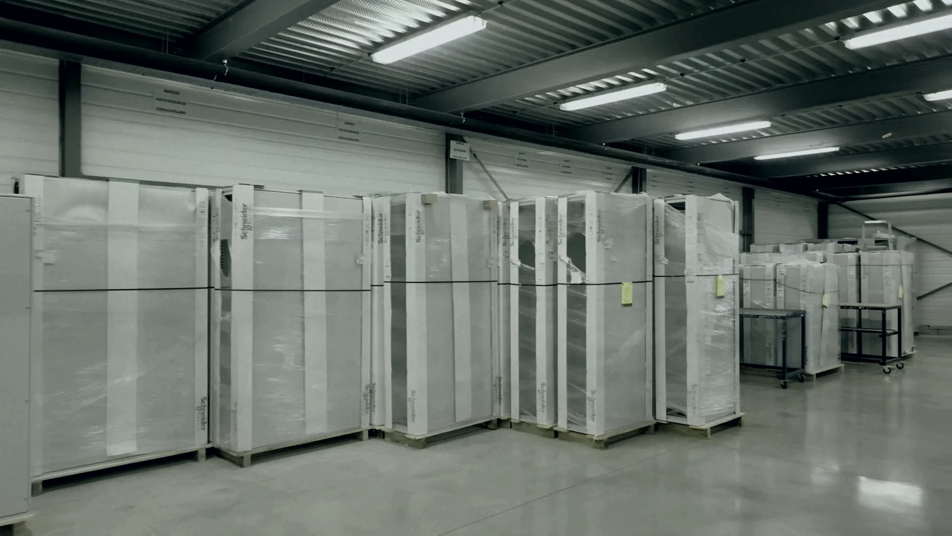 Armoires terminées, emballées sous film, prêtes à partir.